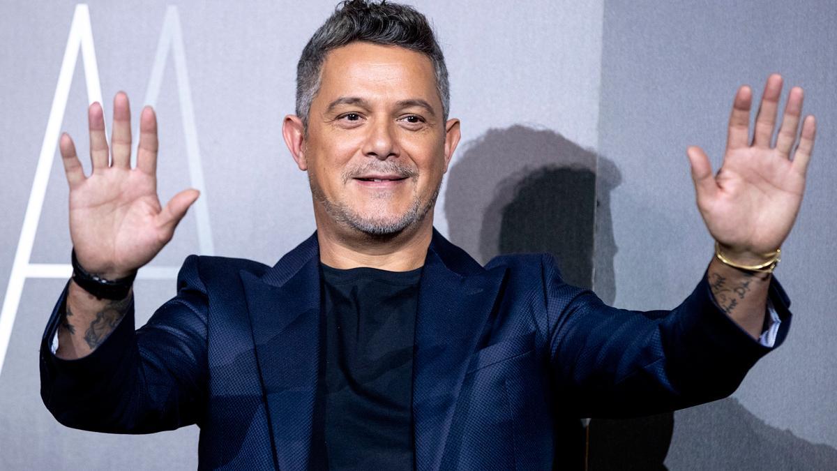 Alejandro Sanz para un concierto y cuenta su experiencia con las medicinas