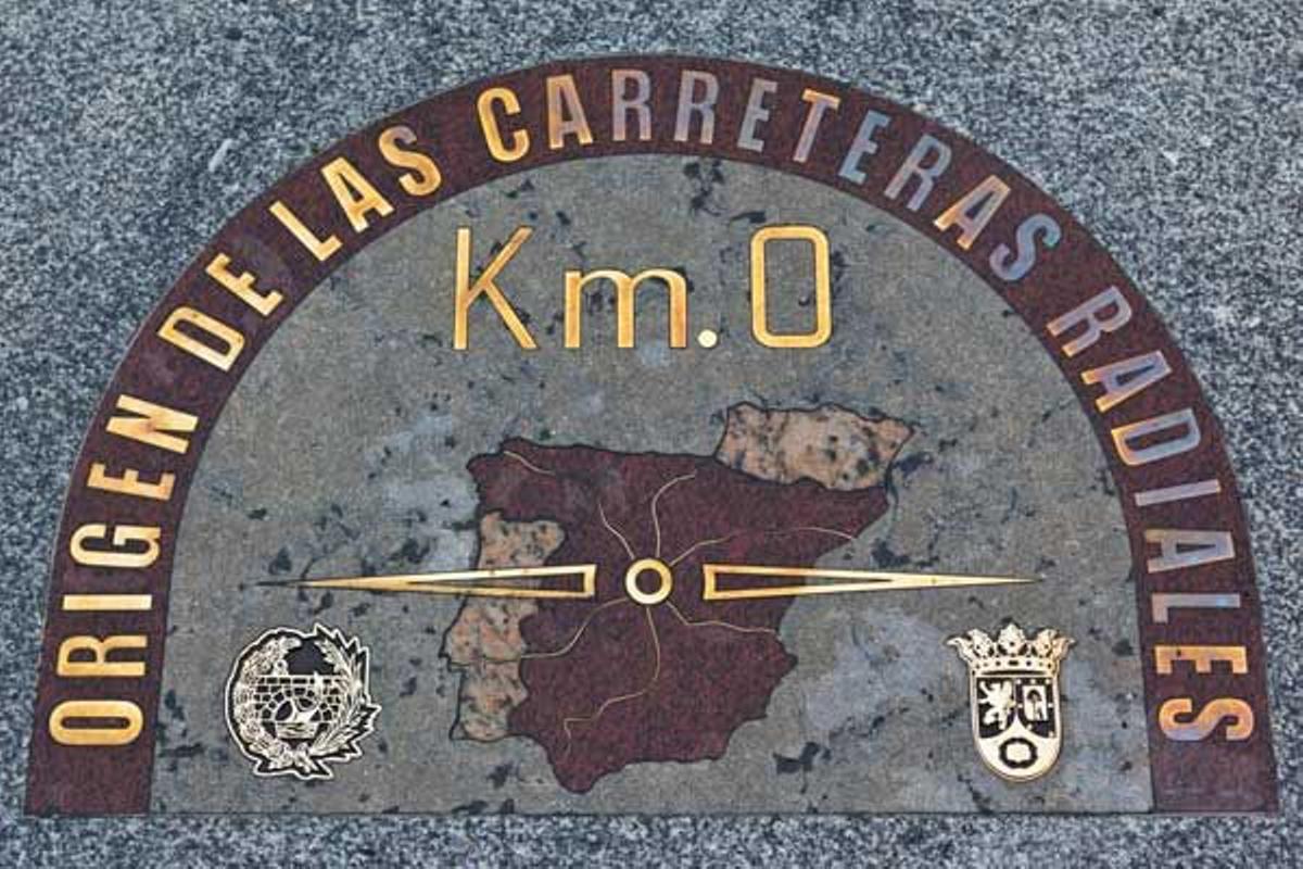 El Kilómetro 0, en plena Puerta del Sol, es desde donde parten todas las carreteras de España.