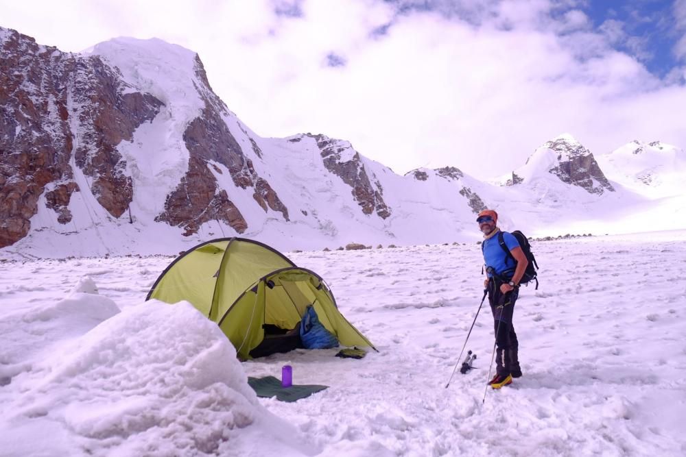 Juan Diego Amador llega a la cumbre Pico Islas Canarias, en el Himalaya