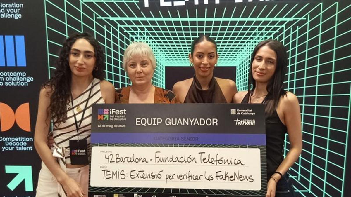 Les premiades amb la professora Teresa Clotet, segona per l'esquerra
