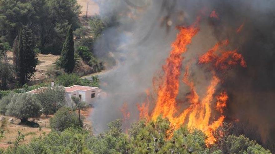 Imagen del incendio de Sant Miquel, cuyas llamas estuvieron muy cerca del núcleo de población .