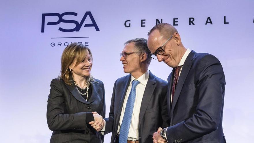 Tavares junto a Mary Barra y Karl Neumann. // EFE