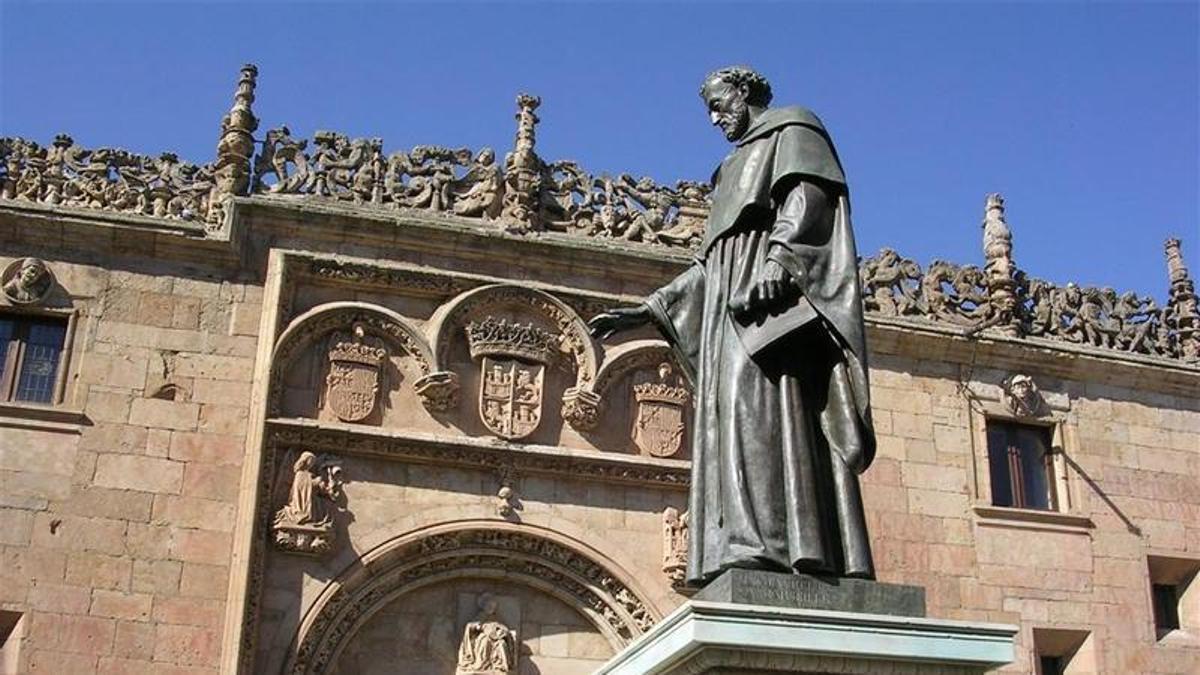 Estatua de Fray Luis de León en la Universidad de Salamanca.