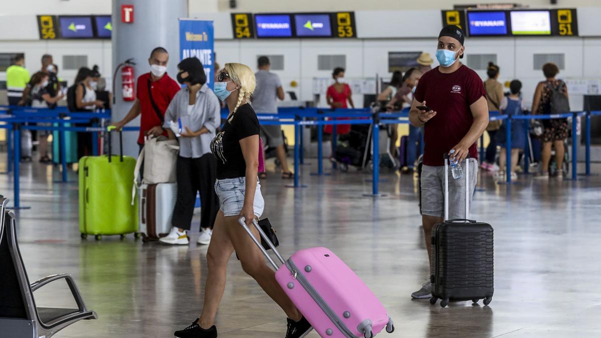 Pasajeros en la terminal del aeropuerto de Alicante-Elche