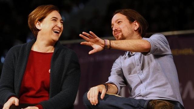 Ada Colau y Pablo Iglesias durante el mítin en la Caja Mágica, en Madrid, el pasado 13 de diciembre.