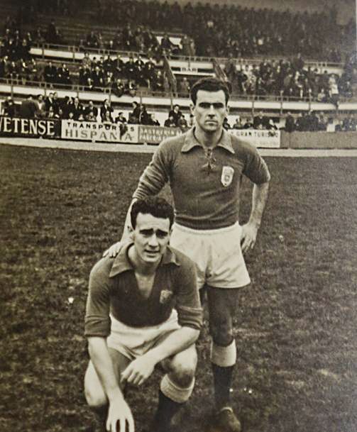Artabe, agachado, y Julio Marigil, antes de un partido con el Oviedo.
