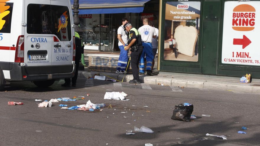 Un vecino de Orihuela observa la crecida del Segura a su paso por el azud este jueves 6 de marzo