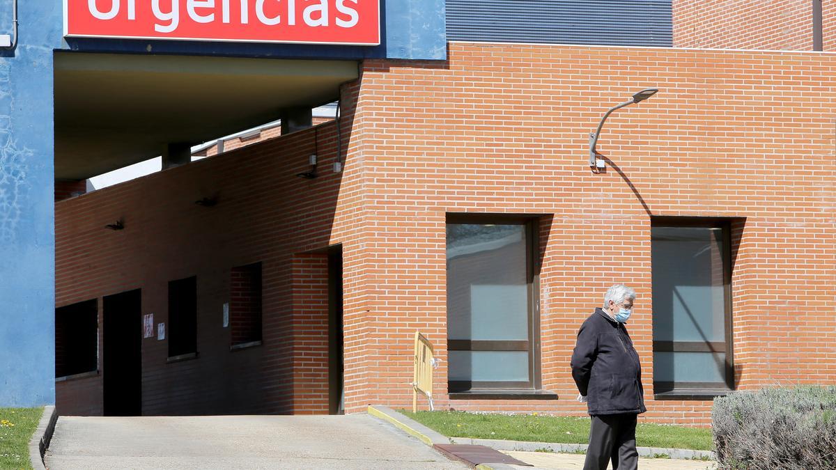 Un hombre en la puerta del hospital de Medina del Campo.