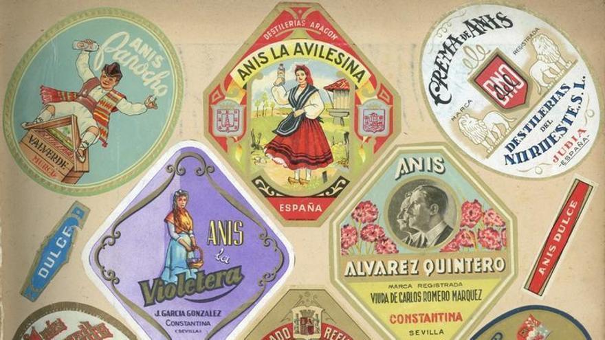 Un recorrido histórico por etiquetas de alimentos y bebidas, tabletas de chocolate y carteles hechos en Gijón