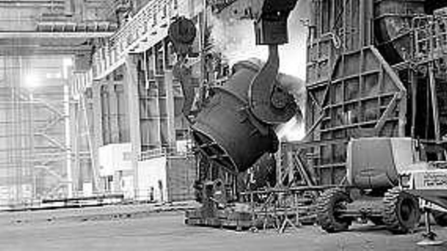 La descarga de una colada de acero en las instalaciones de Arcelor en Avilés.