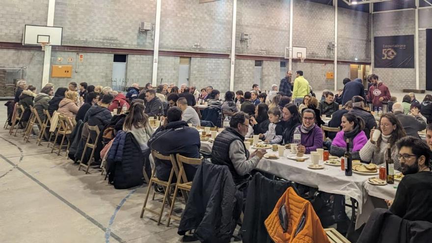 Sopar a la sala polivalent de Castelló d’Empúries durant la festa de Sant Antoni.