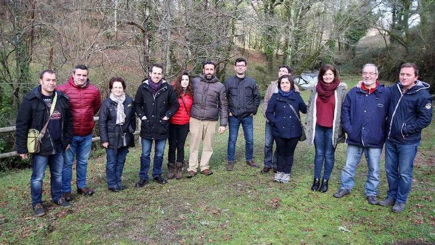 Xesús Borrageros y miembros de Mar de Compostela, ayer, en la ruta de Sabucedo. // Bernabé / Cris M.V.