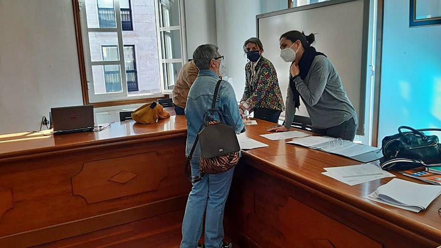 Una vecina, ayer, en el acto para levantar las actas de ocupación de la senda peatonal entre Trasouto y A Portela.