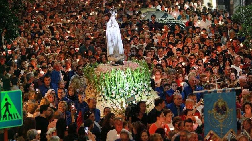 Vista de la cabeza de la procesión a su salida del templo de Fátima en O Couto. // Iñaki Osorio