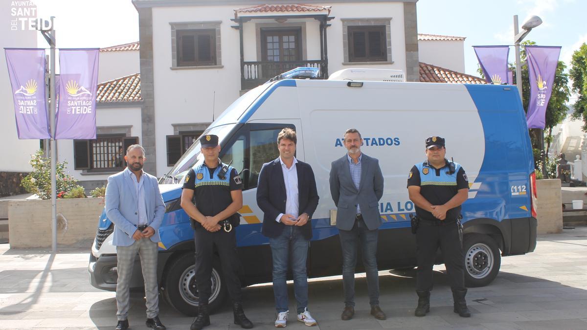 El alcalde presenta el nuevo vehículo de atestados para la Policía Local