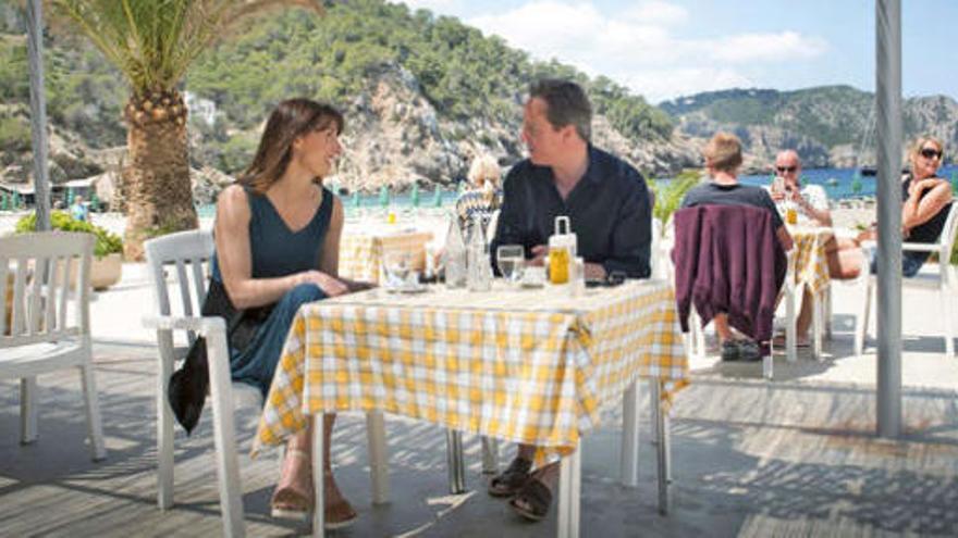 Cameron, junto a su esposa en una conocida playa ibicenca.