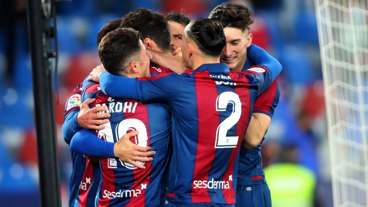 Los futbolistas del Levante UD celebran el gol de la victoria, obra de Melero, ante el Elche. | F. CALABUIG