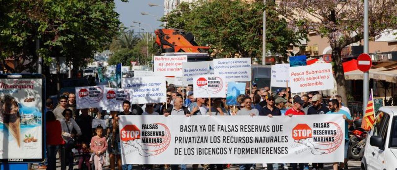 Manifestación contra el plan de gestión Red Natura 2000 en las calles de Vila. | TONI ESCOBAR