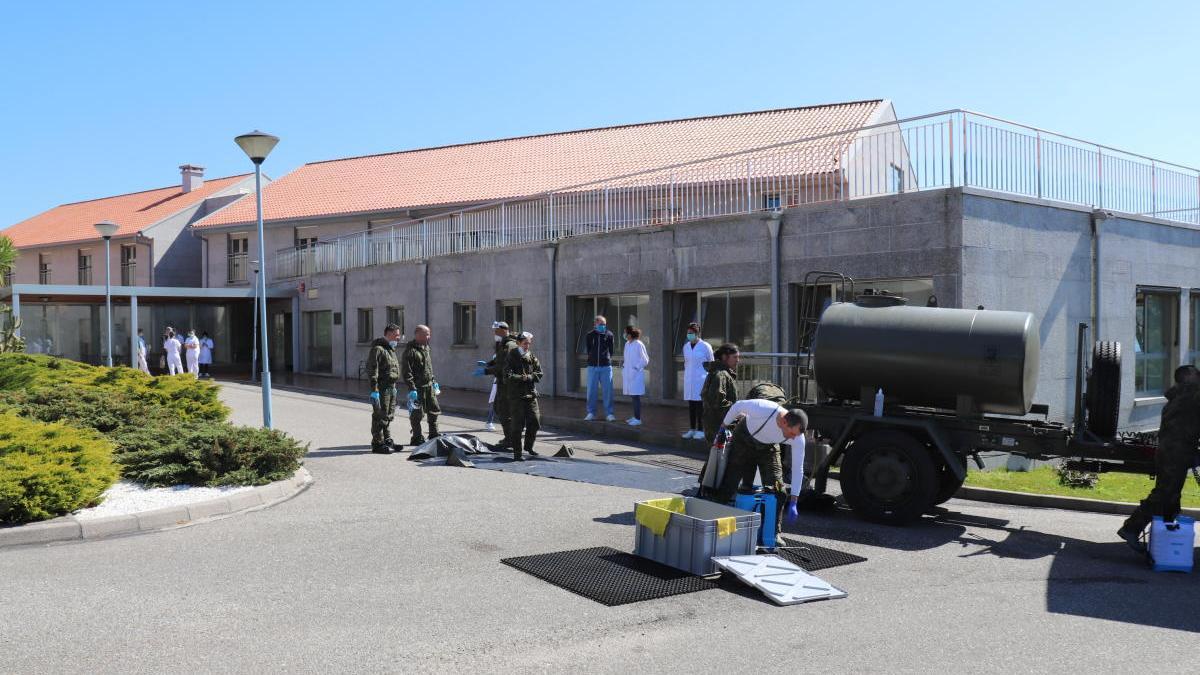 Miembros de la Brilat desinfectando la residencia Monte Tecla el pasado mes de abril. // C.A.G.