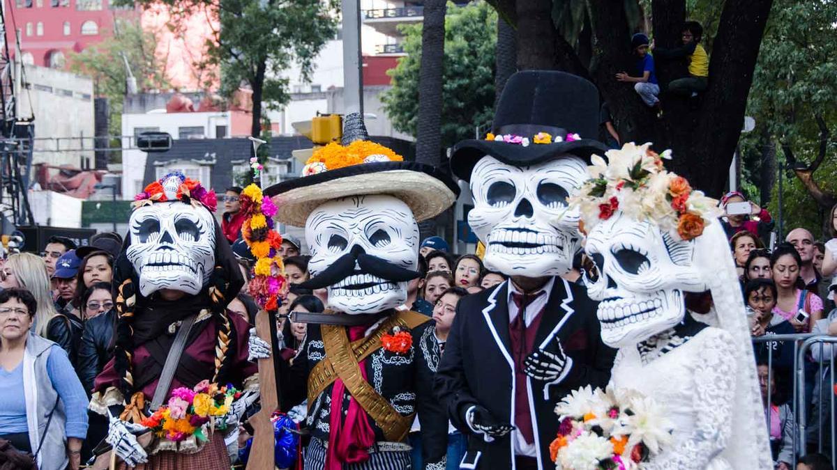 Novios en el desfile del Día de Muertos en Ciudad de México