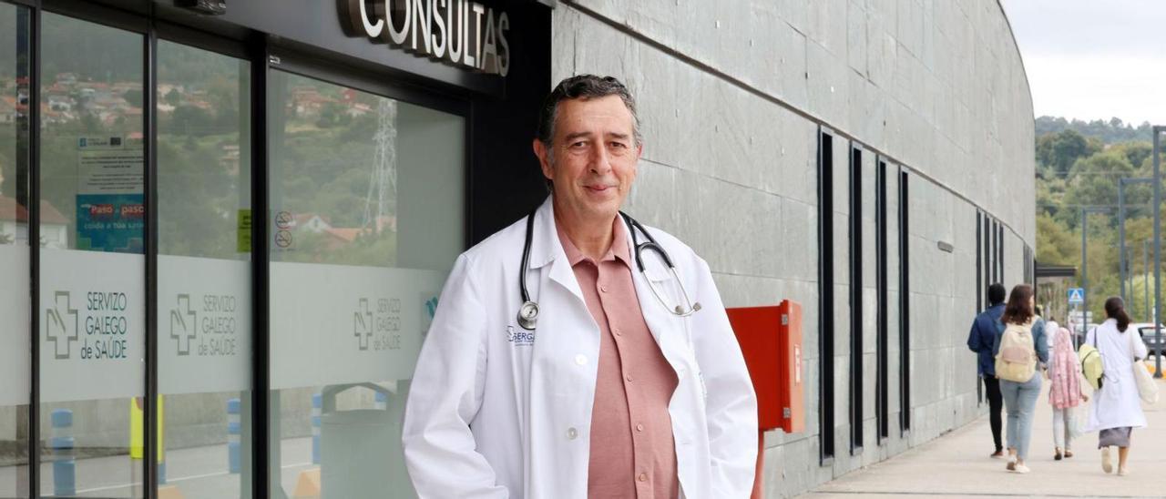 El doctor Alberto Rivera, ante el acceso a consutas externas del Cunqueiro, donde este mes abrirán las instalaciones de la nueva unidad.