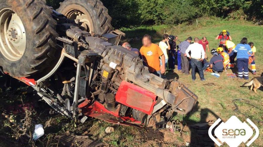 Herido un hombre  tras volcar con el tractor en Las Regueras