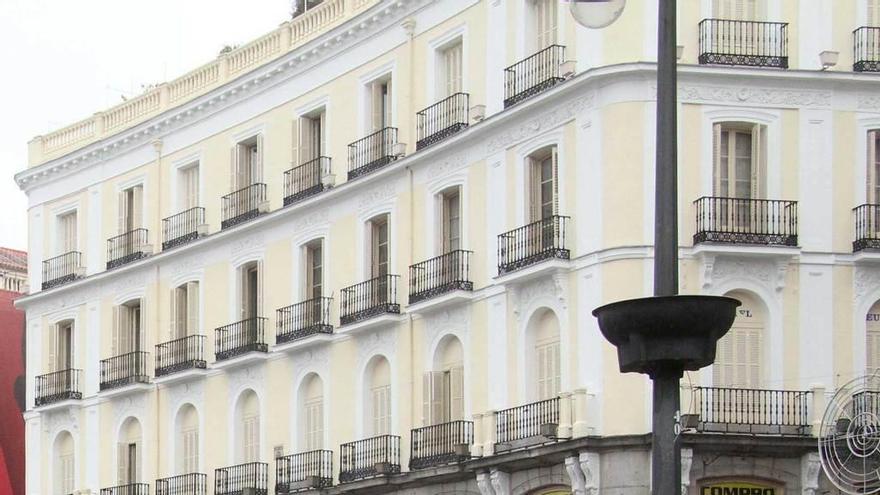 La delegación pesquera asturiana, ayer, en la Puerta del Sol.