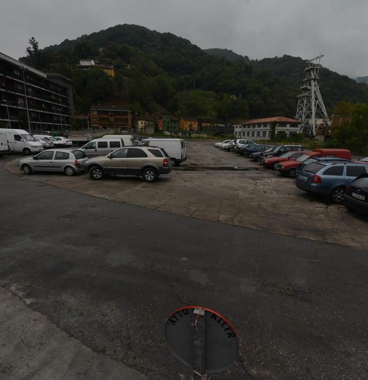 Vehículos en la explanada del pozo San Antonio en Moreda.