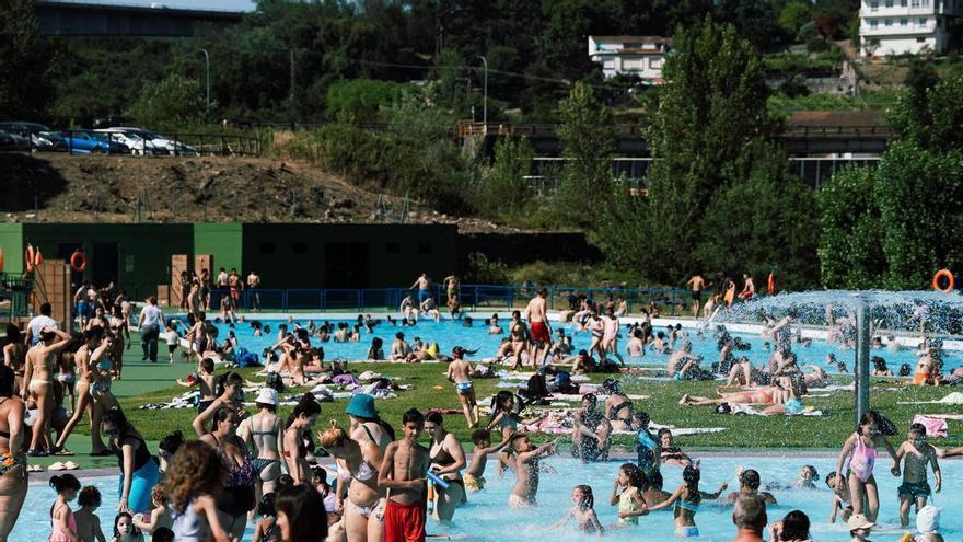 La máxima temperatura del año llena Oira de bañistas en el estreno de la temporada de piscina en Ourense