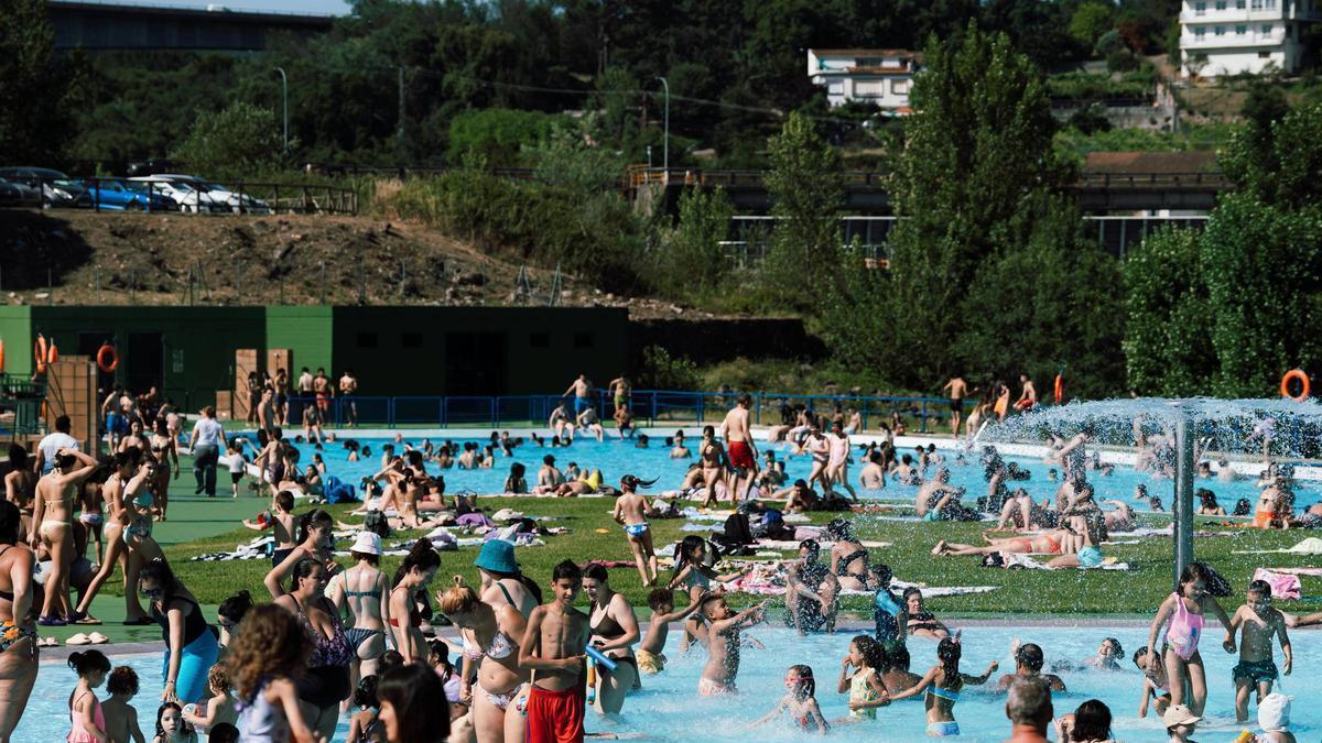 Las piscinas de Oira estuvieron muy solicitadas en su primer día abiertas al público.