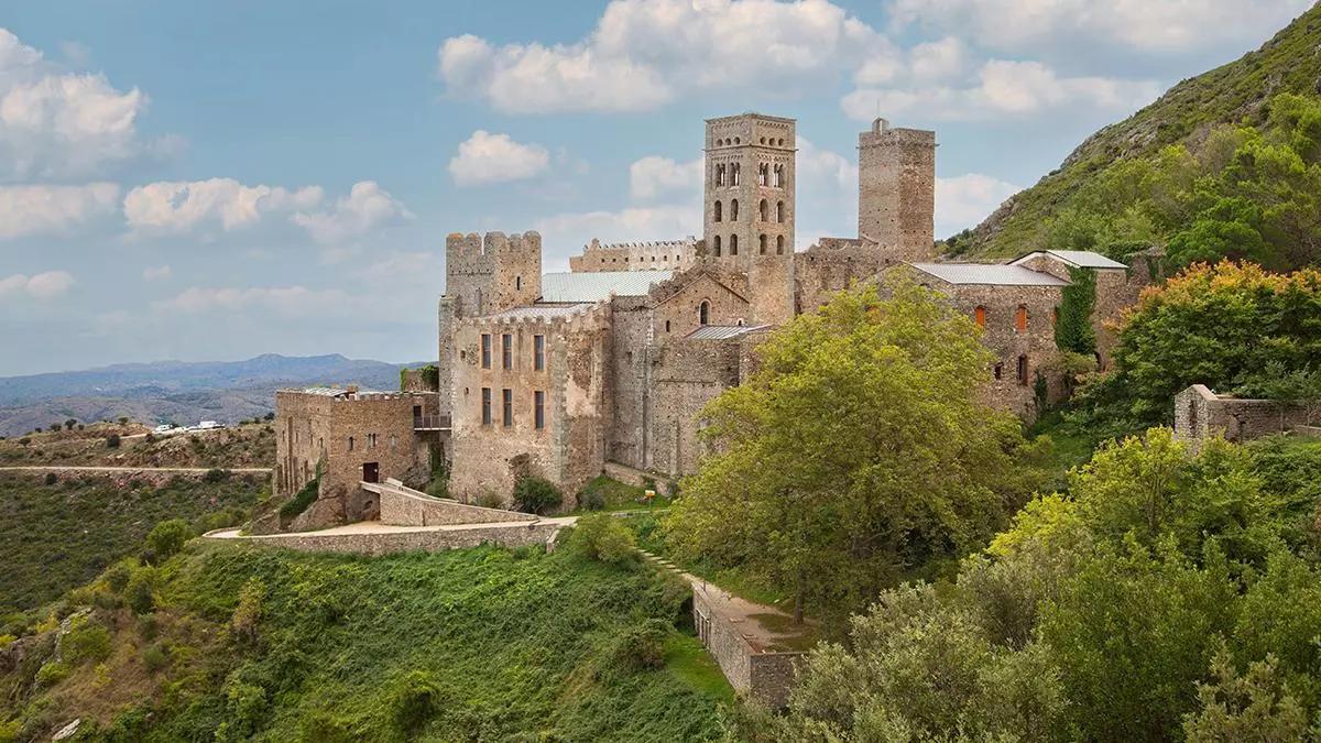 El monasterio de Sant Pere de Rodes, icono del románico catalán, se alza sobre el Cap de Creus dominando el paisaje mediterráneo.