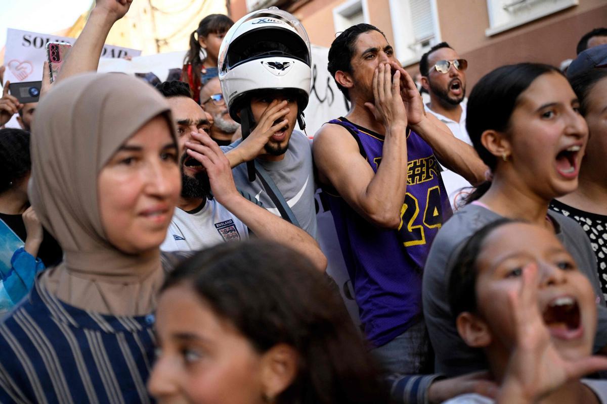 Unas 500 personas participan en una manifestación para condenar el incendio que calcinó el centro islámico del municipio