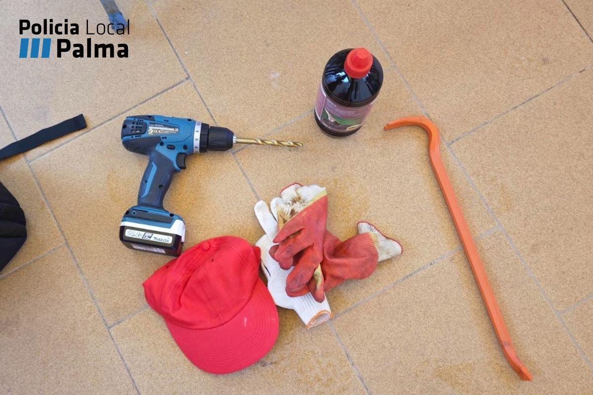 El bote de parafina y herramientas intervenidas al detenido.