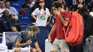Federer, decepcionado, pasa por delante de Zverev