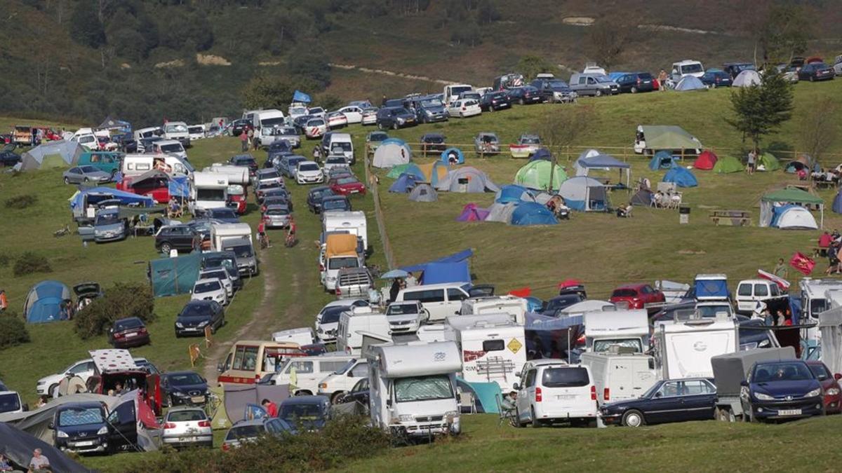 Miles de personas asistieron al final de etapa de l'Angliru