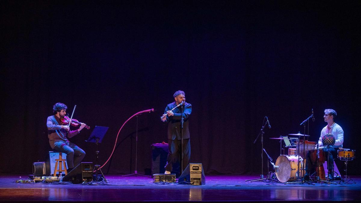 Actuación musical de Abrahm Cupeiro na gala dos Premios Opinión.