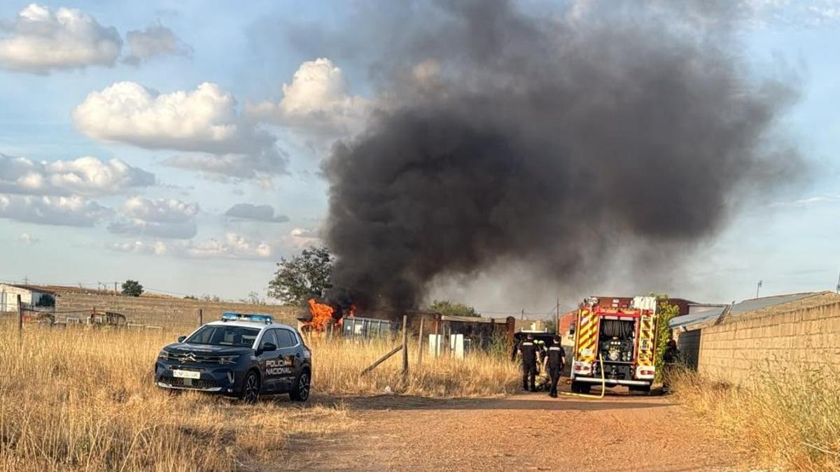 Los bombros sofocan el incendio de la calle de Areñuelos provocado con una bomba.