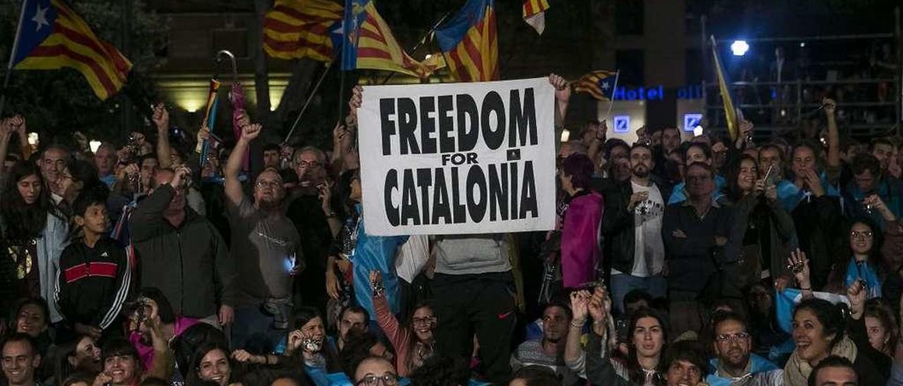 Jóvenes en la barcelonesa plaza de Cataluña, esperando los resultados del 1-O.