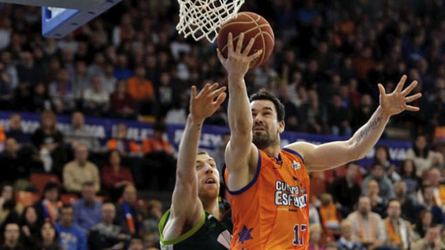 El escolta del Valencia Basket, Rafa Martínez (d), intenta canasta ante el escolta del Unicaja, Sergi Vidal (i).