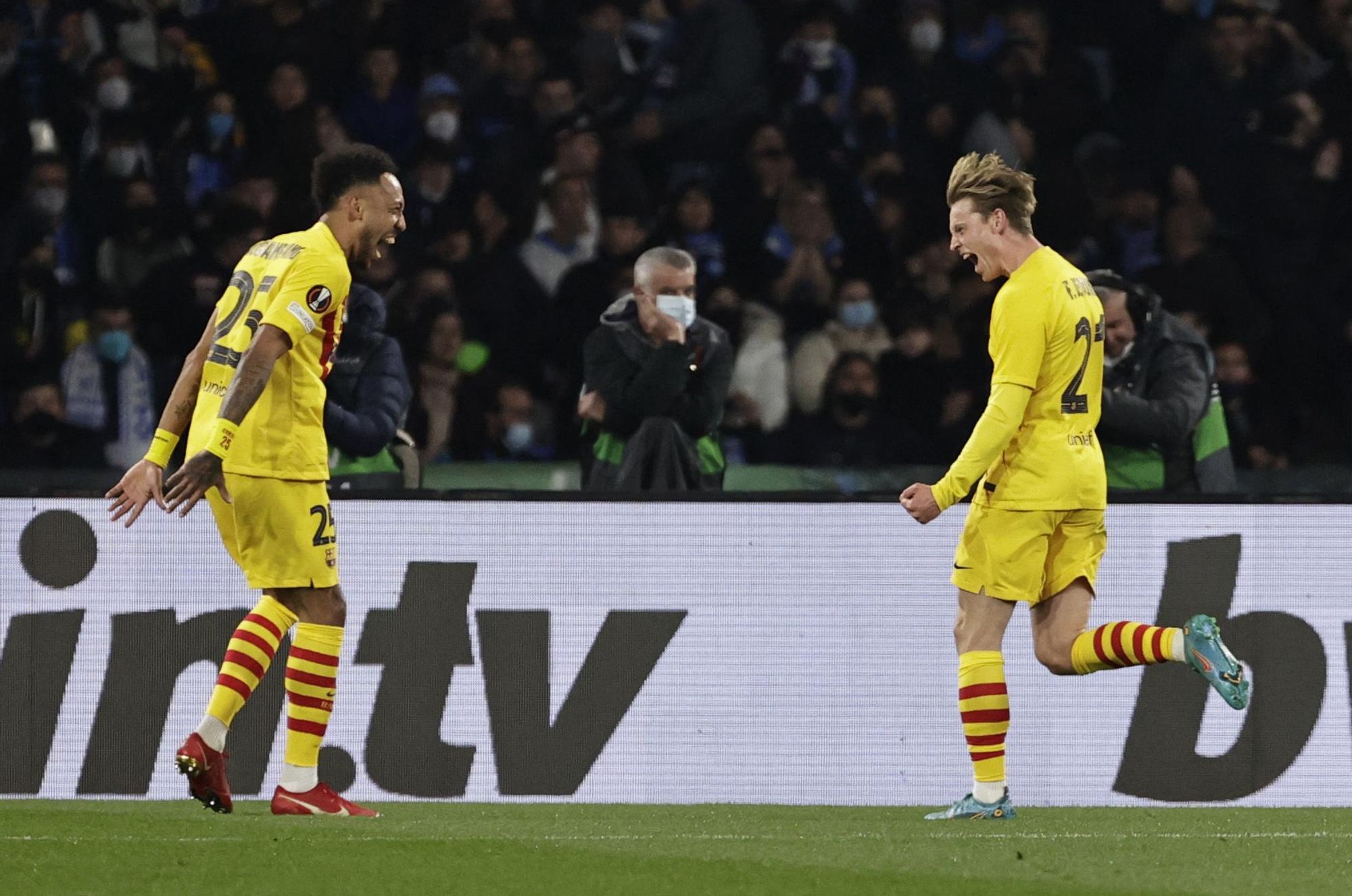 Aubameyang y Frenkie celebran uno de los goles del partido