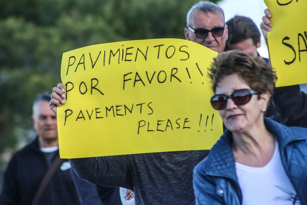 Manifestación en Orihuela Costa para pedir un puen