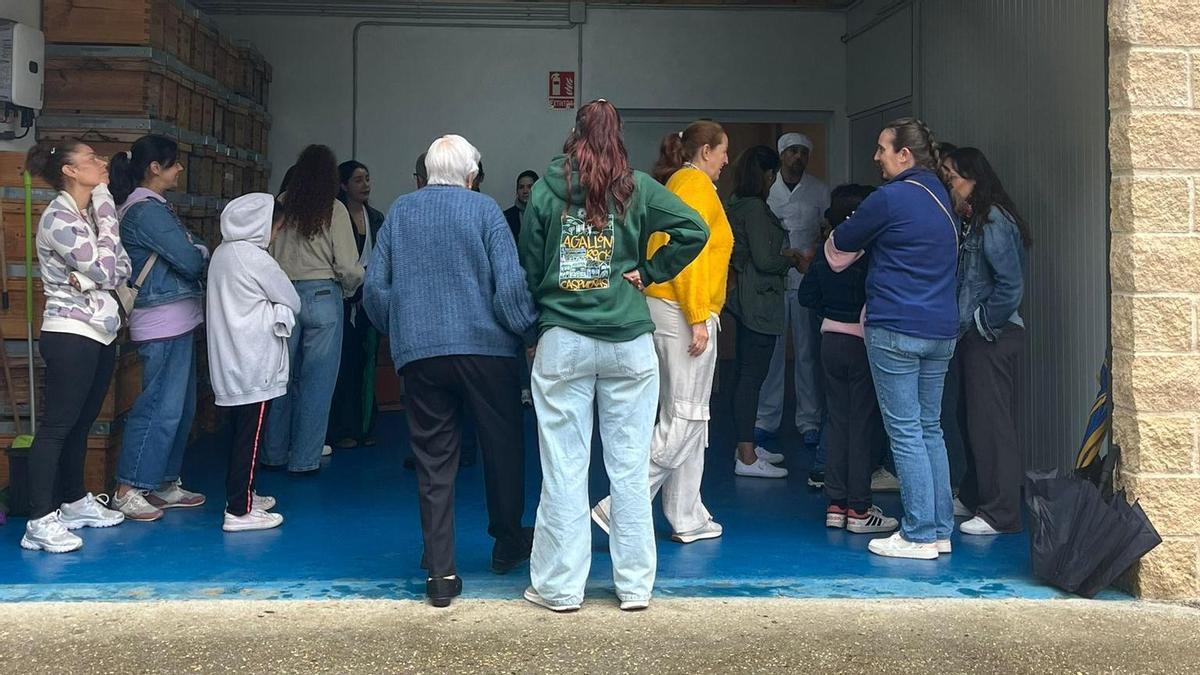 Algunos de los participantes antes de comenzar el taller de la miel en Palacios de Sanabria
