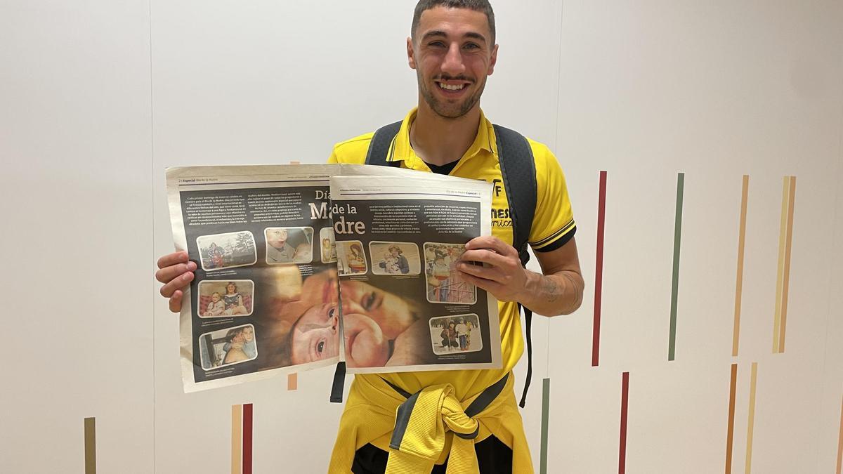 Santi Comesaña, jugador del Villarreal CF, con el suplemendo del Día de la Madre de 'Mediterráneo', donde su madre fue protagonista.