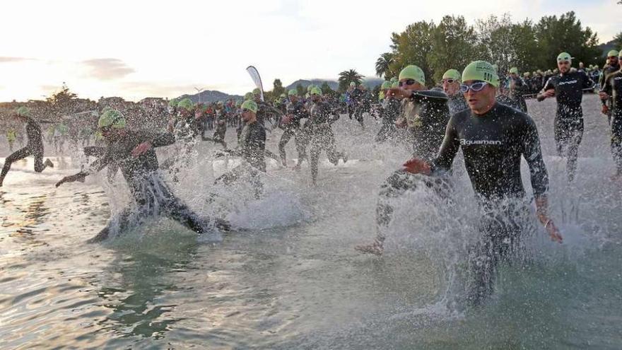 Los triatletas toman la salida en el segmento de natación, en el IV Desafío Pastor Islas Cíes, disputado en O Vao. // Marta G. Brea