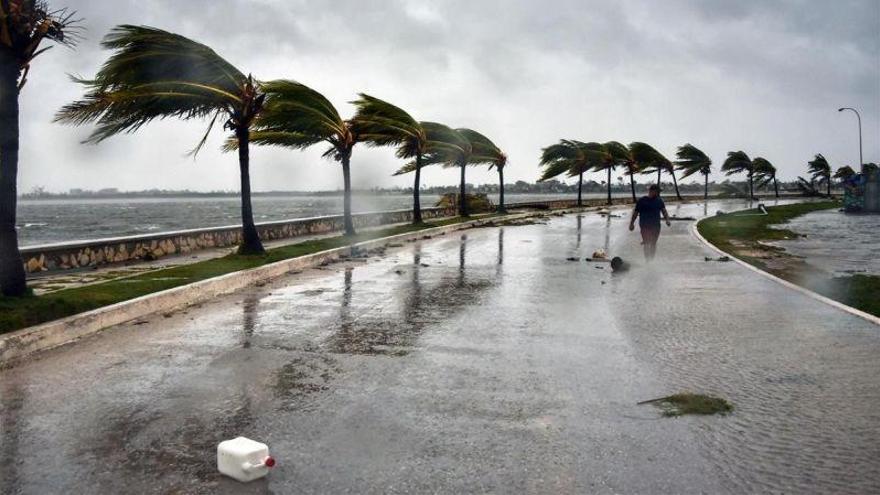 El huracán Irma baja a categoría 1 al acercarse a Tampa (Florida)