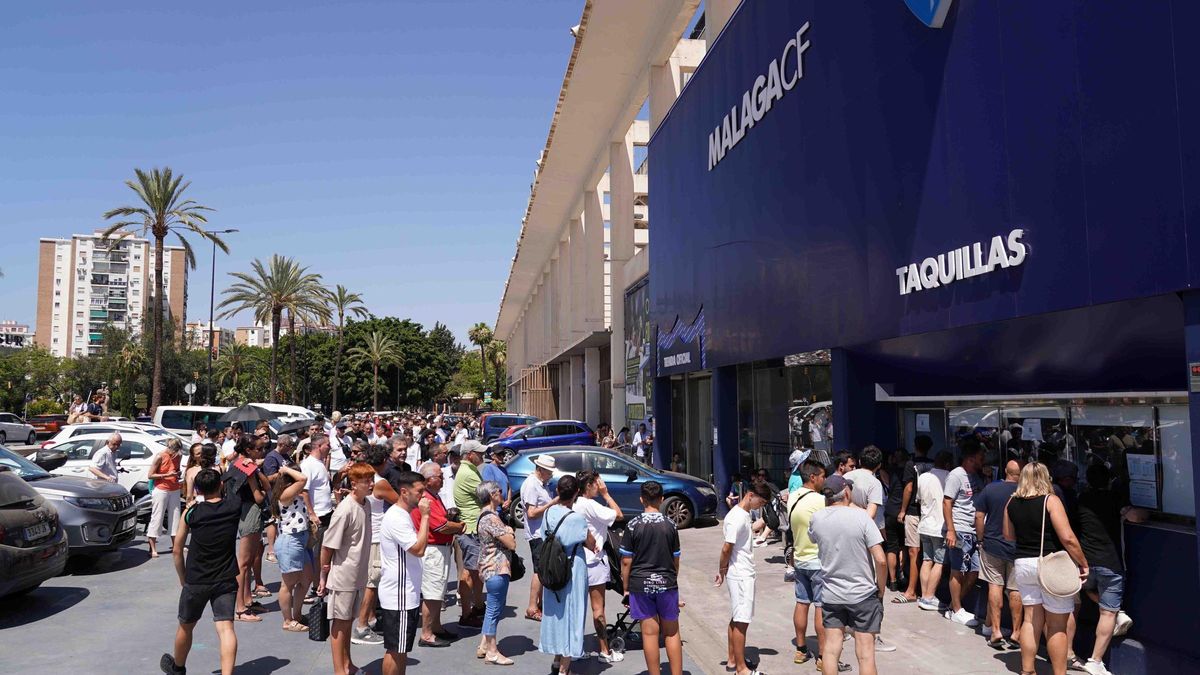 Cientos de aficionados al Málaga CF hacen colas en los aledaños del estadio de La Rosaleda