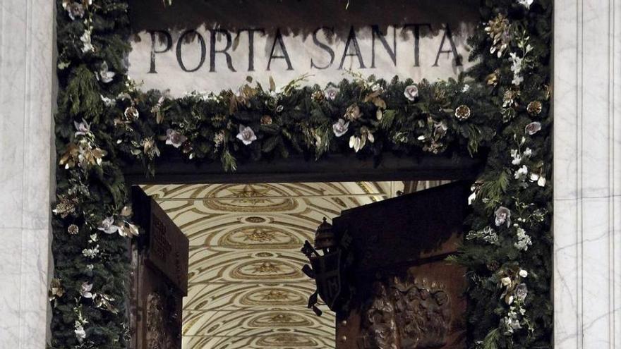 El Papa abre la Puerta Santa de la basílica Santa María de Roma.