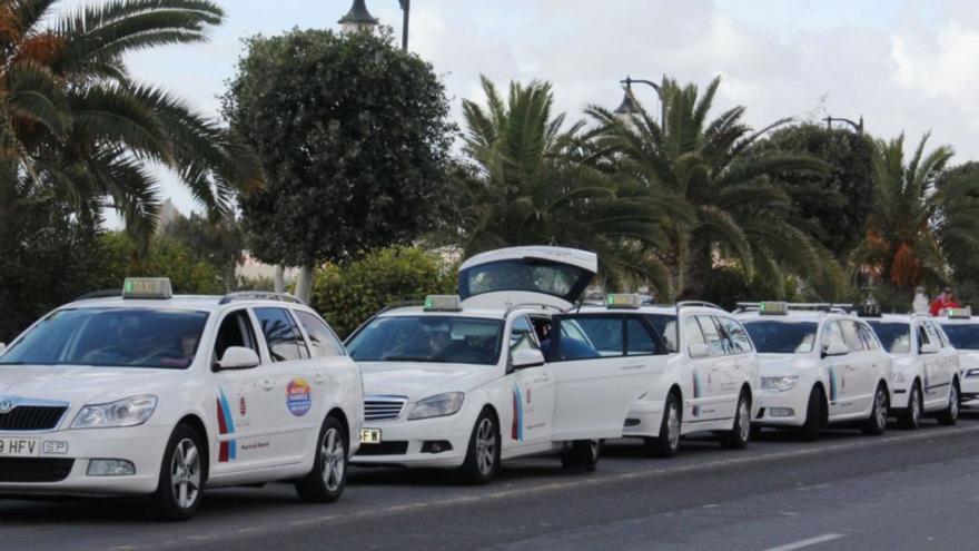 El PP pide una central de llamadas ante la crisis del taxi en la capital