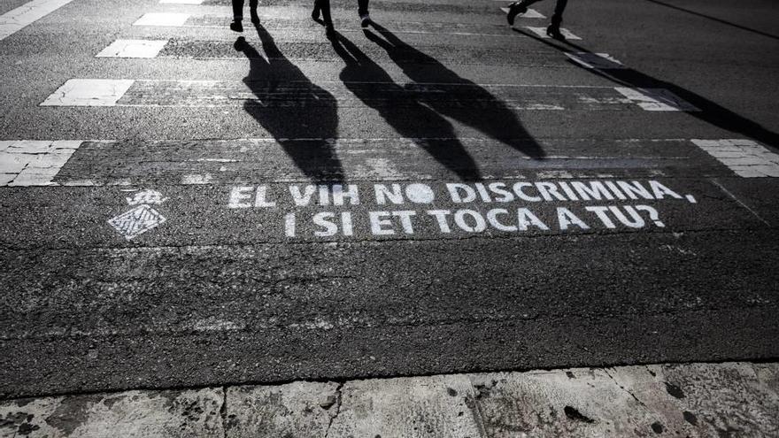 El paso de peatones frente a la plaza del Tubo recuerda que el VIH no discrimina.