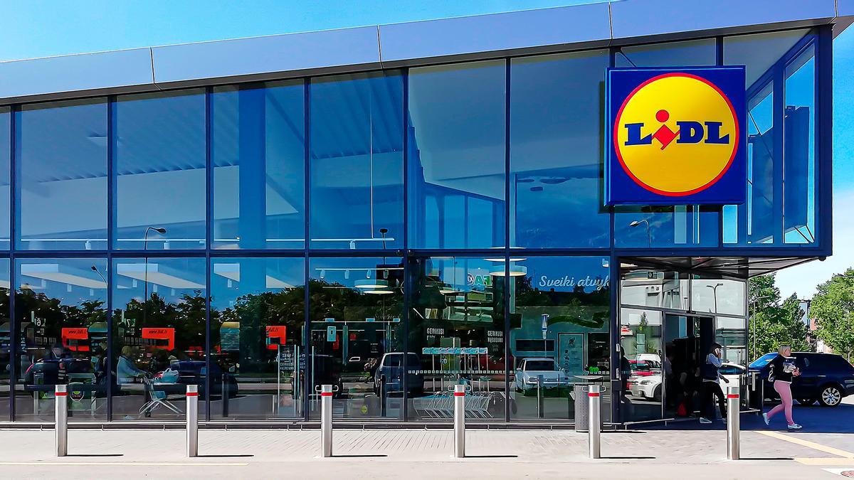 Multado por 200 euros por no usar el complemento obligatorio de la baliza v-16 que en Lidl cuenta menos de 20 euros: la Guardia Civil ya revisa la guantera de los conductores